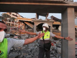 Príslušníci civilnej obrany stoja