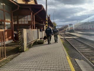 Policajti počas preventívnej akcie