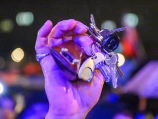 jeden z účastníkov štrngá