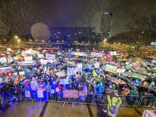 ľudia na zhromaždení s