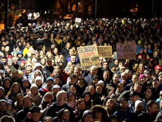 ľudia počas zhromaždenia Nie