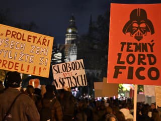 ľudia na zhromaždení s