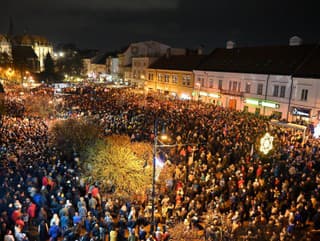 ľudia na zhromaždení s