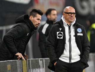 Na snímka sprava tréner