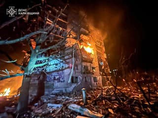 pracovníci záchranných služieb hasia