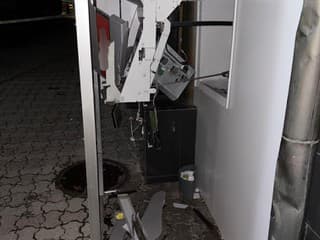 Silný výbuch bankomatu vo