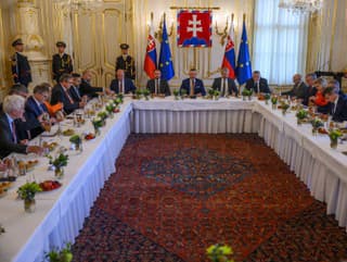 uprostred prezident SR Peter