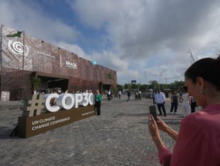 Účastníčka pózuje pred dejiskom