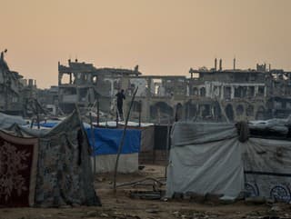 Muž lezie po rebríku,