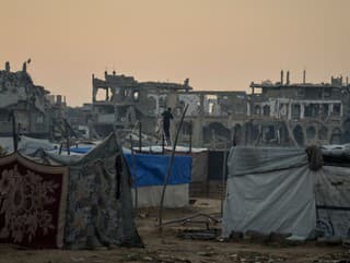 Muž lezie po rebríku,