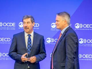 Na snímke zľava stály