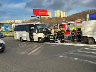 Mikrobus plný detí z