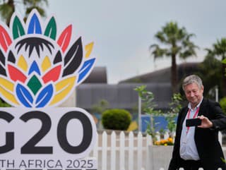 Novinár sa fotí pred