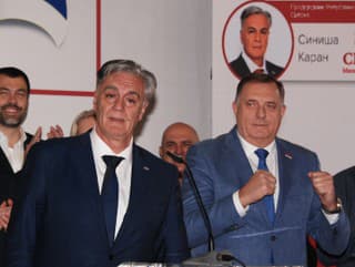 Siniša Karan (vľavo vpredu),