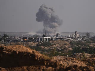 Dym stúpa po izraelskom