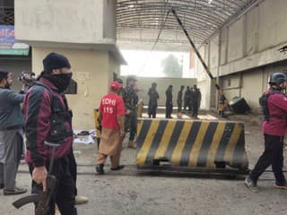 Traja samovražední atentátnici zaútočili