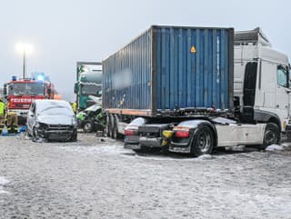 Záchranári zasahujú po dopravnej