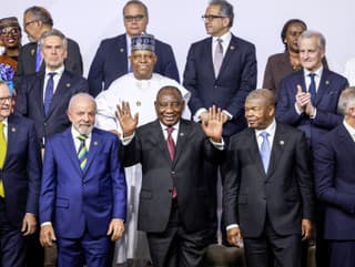 Zľava, v prvom rade,