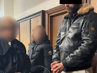 Polícia vtrhla do bytu