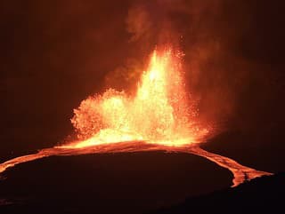 Obrovská sopka začala chrliť