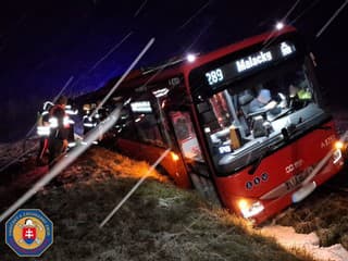 Autobus sa čiastočne nachádzal