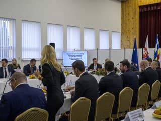 v pozadí zľava štátny