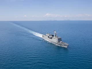 Novozélandská vojenská loď preplávala