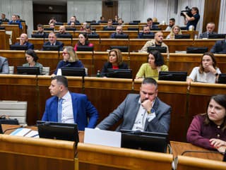 Poslanci aj večer diskutovali