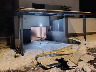 Výbuch pred domom v