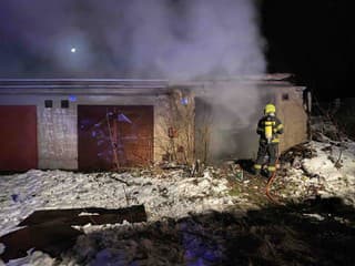 Plamene zachvátili garáž v