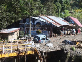 Na snímke vrak auta