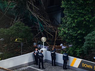 Policajti fotografujú miesto smrteľného