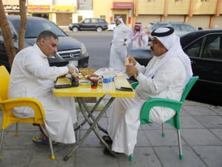 Saudi raňajkujú na terase