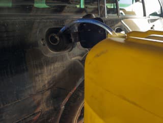 Policajti zadržali muža podozrivého