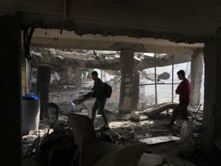 Palestínčania skúmajú trosky budovy