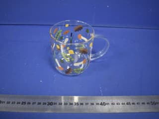 Sklenený pohár s kvetinovým