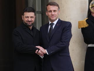 Macron privíta v Paríži