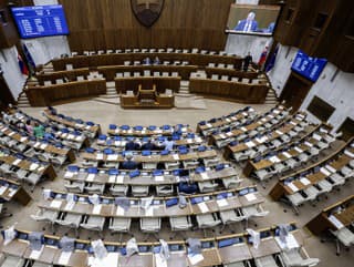 Poslanci aj dnes pokračujú