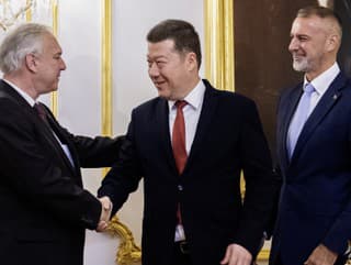 Vpravo predseda NR SR