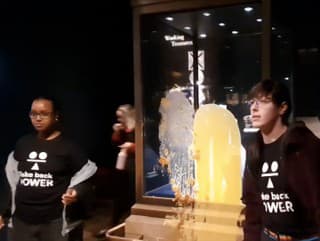 Aktivisti hodili koláč do