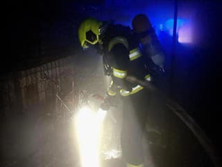 požiar prístrešku v mestskej