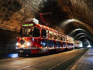 Vianočná električka aj autobusy: