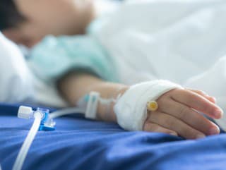 Autobus s deťmi sprevádzala