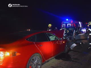 Čelná zrážka áut pod