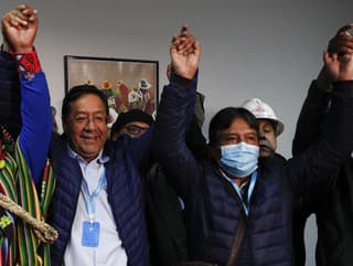 Luis Arce (druhý zľava)