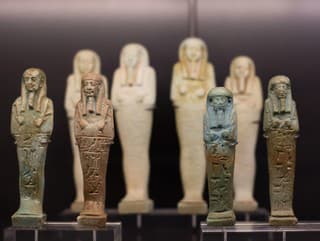 Egyptológovia objavili vyše 200