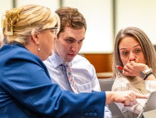 Obhajkyne Kathryn Nester (vľavo)