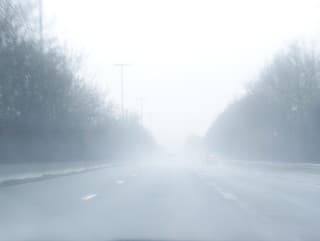 Hmla opäť znižuje dohľadnosť