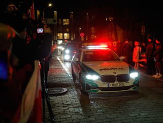 Kolóna áut prichádza na