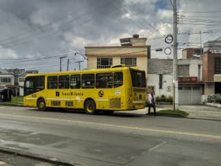 Autobus viezol študentov, zrútil